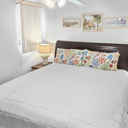 Is9-Cozy Upstairs Beachfront Condo - King Beds Форт Уолтон Бич Экстерьер фото